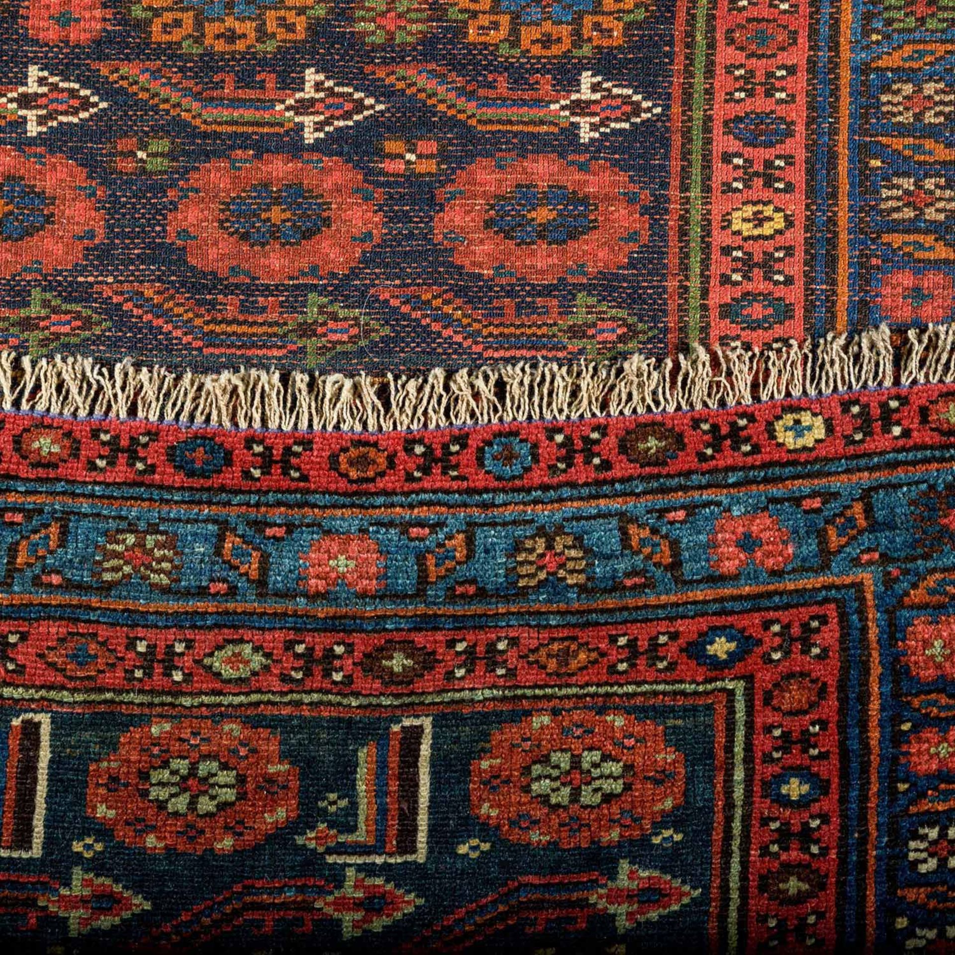 Orientteppich. KURDE/PERSIEN, um 1900, 356x155 cm.Der dunkelblaue Fond des Innenfeldes zeigt ein ' - Image 3 of 4
