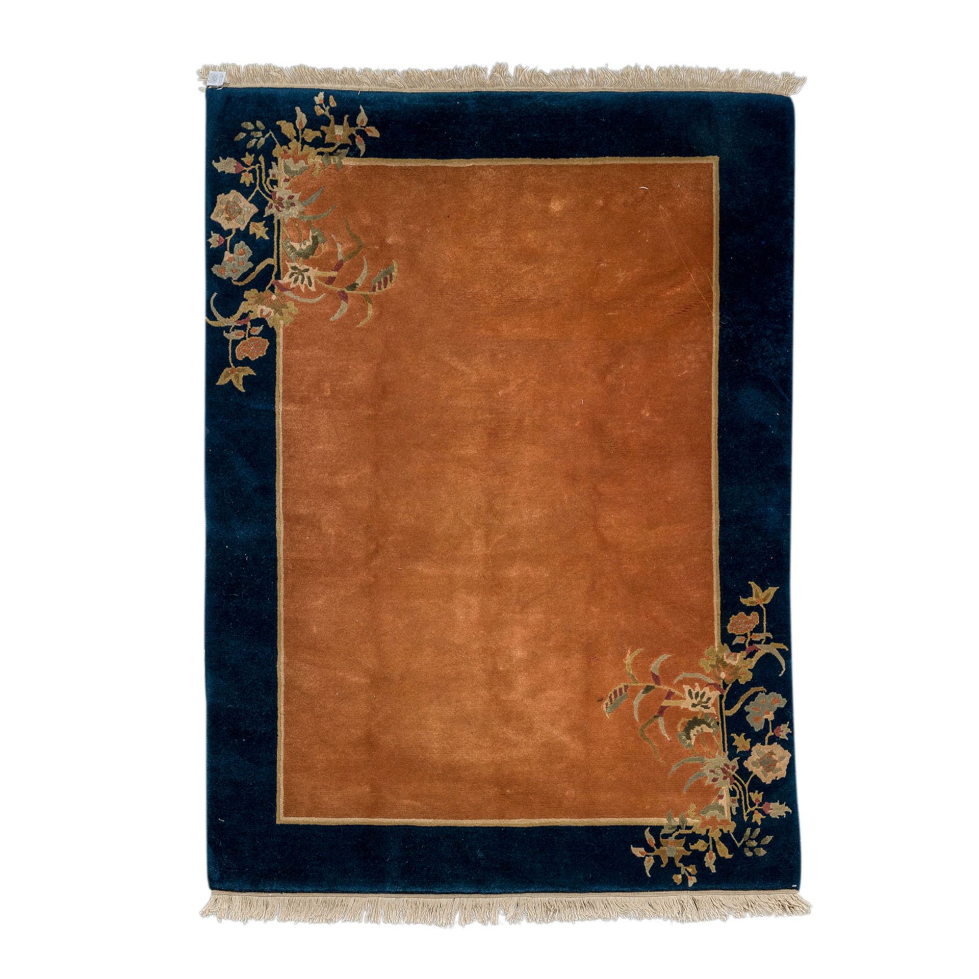 Teppich. CHINA, 20. Jh., ca. 205x155 cm.Das unifarbene, rostbraune Innenfeld und die breite,