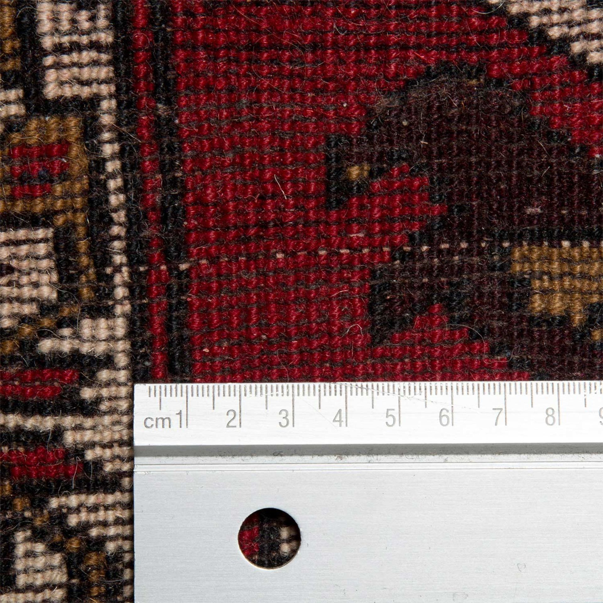 Orientteppich. ADLER-KASAK/KAUKASUS, 20. Jh., ca. 196x111 cm.Den roten Fond des Innenfeldes zieren - Image 4 of 4