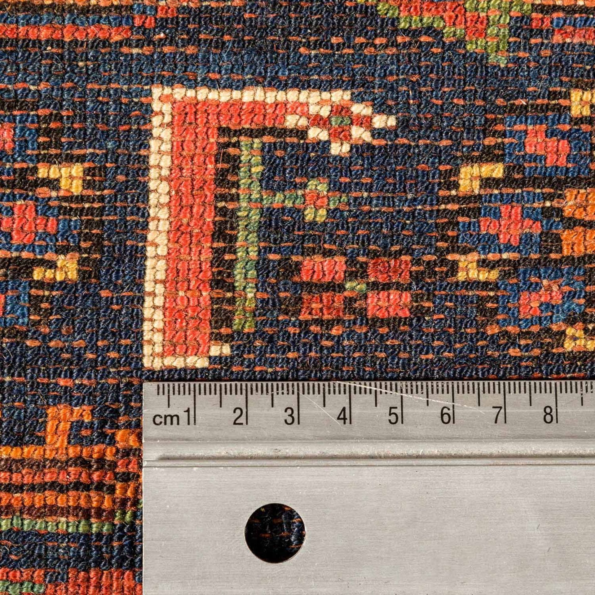 Orientteppich. KURDE/PERSIEN, um 1900, 356x155 cm.Der dunkelblaue Fond des Innenfeldes zeigt ein ' - Image 4 of 4