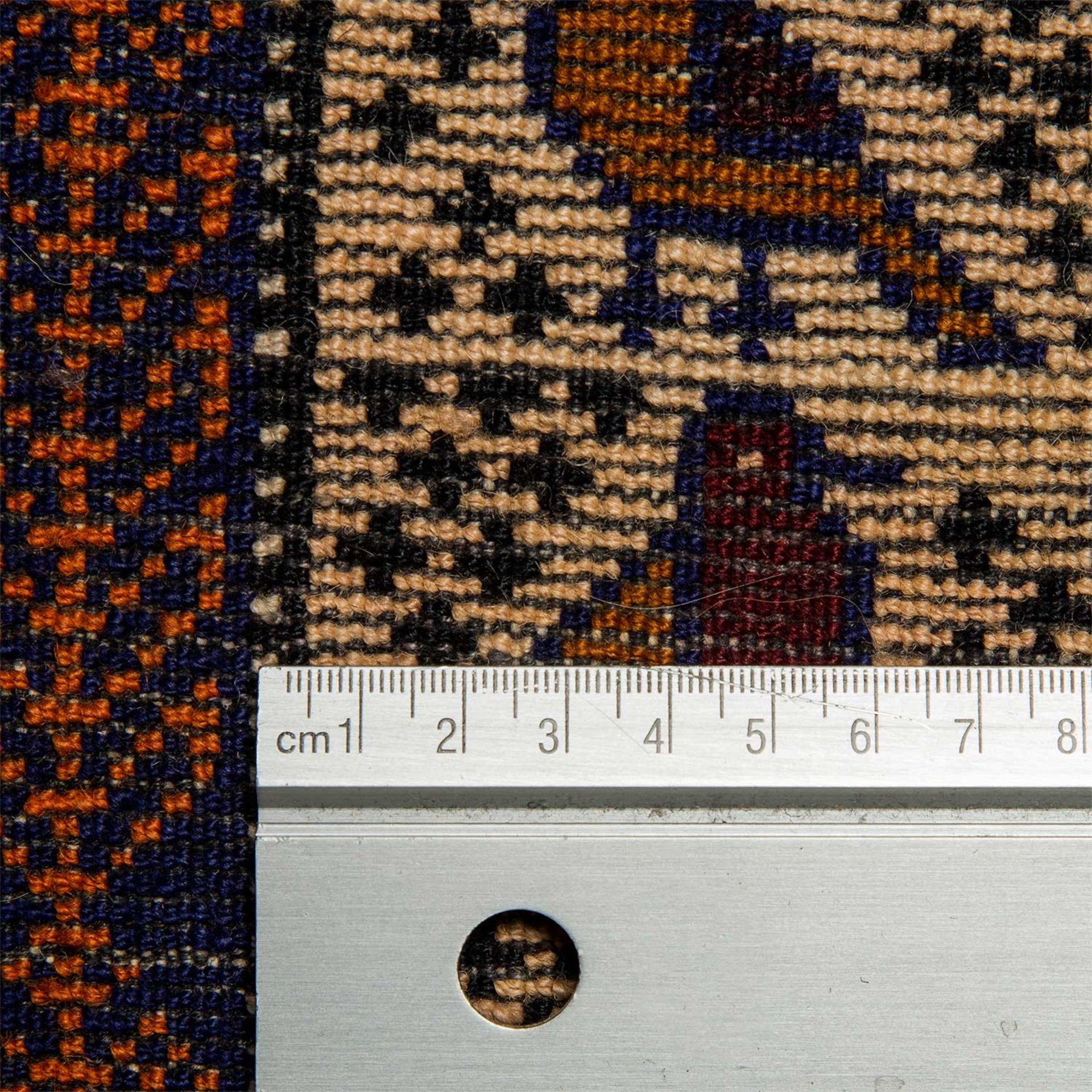 Orientteppich. BELOUTSCH/AFGHANISTAN, 20. Jh., ca. 122x81 cm.Der beigefarbene Teppich zeigt ein - Image 4 of 4