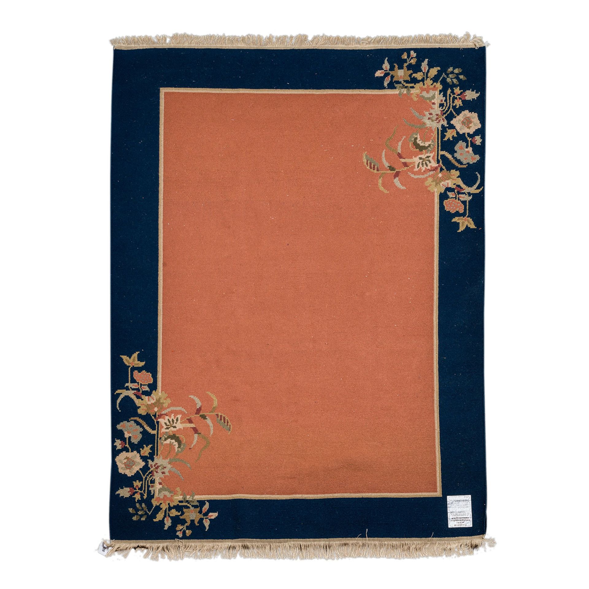 Teppich. CHINA, 20. Jh., ca. 205x155 cm.Das unifarbene, rostbraune Innenfeld und die breite, - Image 2 of 4