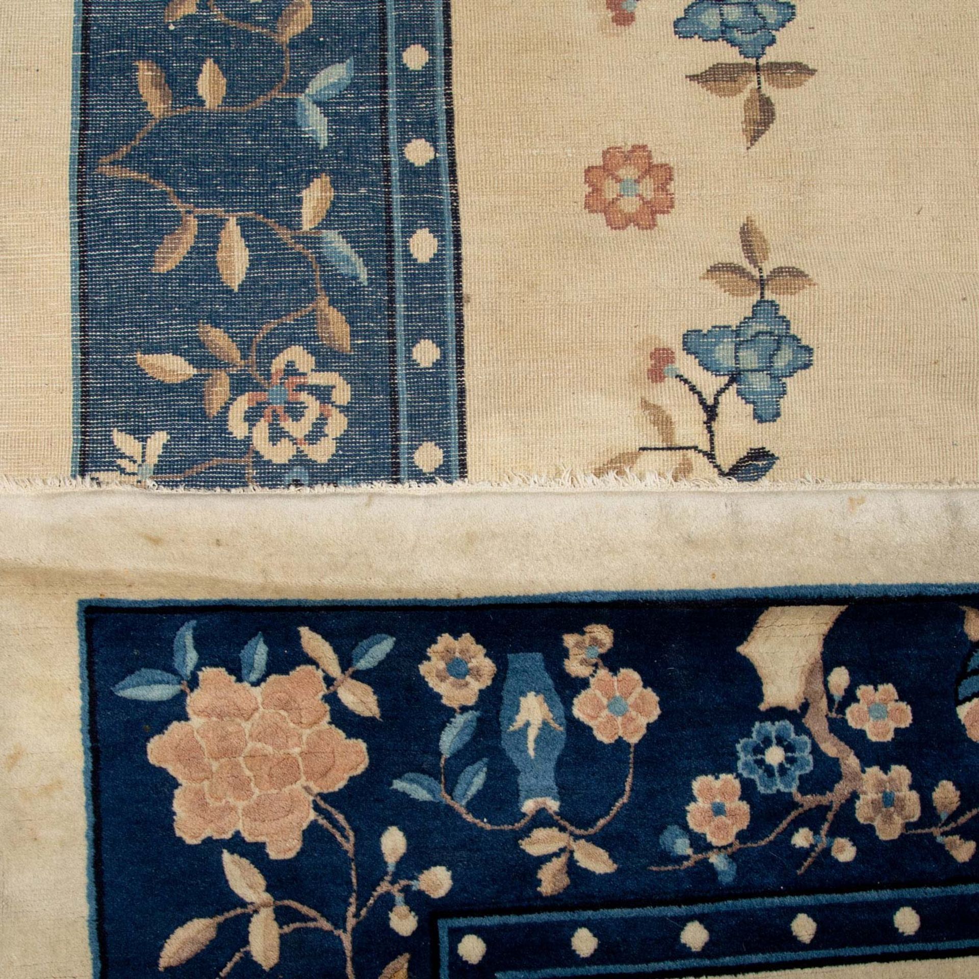 Teppich. CHINA, 20. Jh., ca. 359x271 cm.Der hellbeigefarbene Fond des Innenfeldes ist gemustert - Image 3 of 4