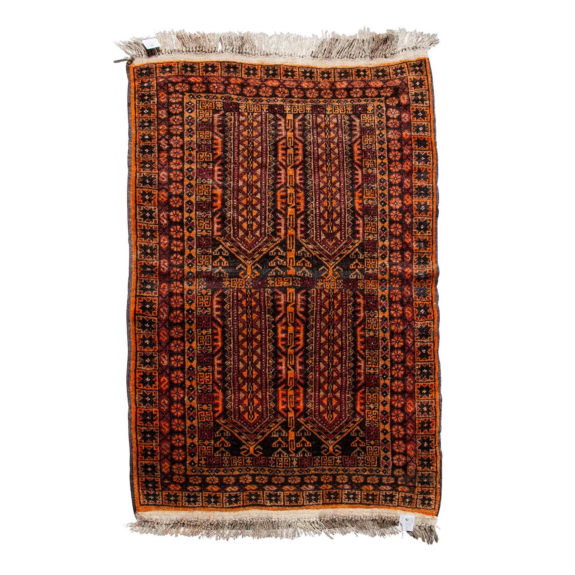 Orientteppich. AFGHANISTAN, 20. Jh., ca. 125x85 cm.Dörfliche Knüpfarbeit aus reiner Wolle, gemustert