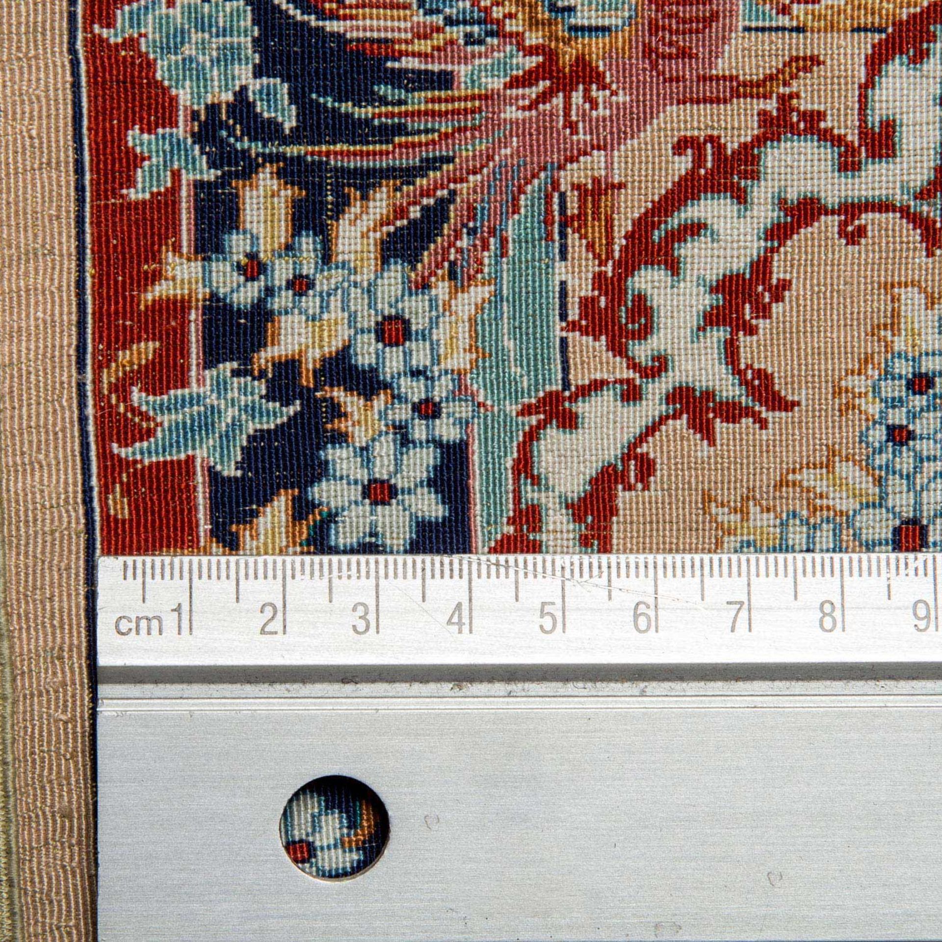 Orientteppich aus Seide. TÜRKEI, 21. Jh., ca. 42x30 cm.Das Innenfeld zeigt ein hellbraunes - Image 5 of 5