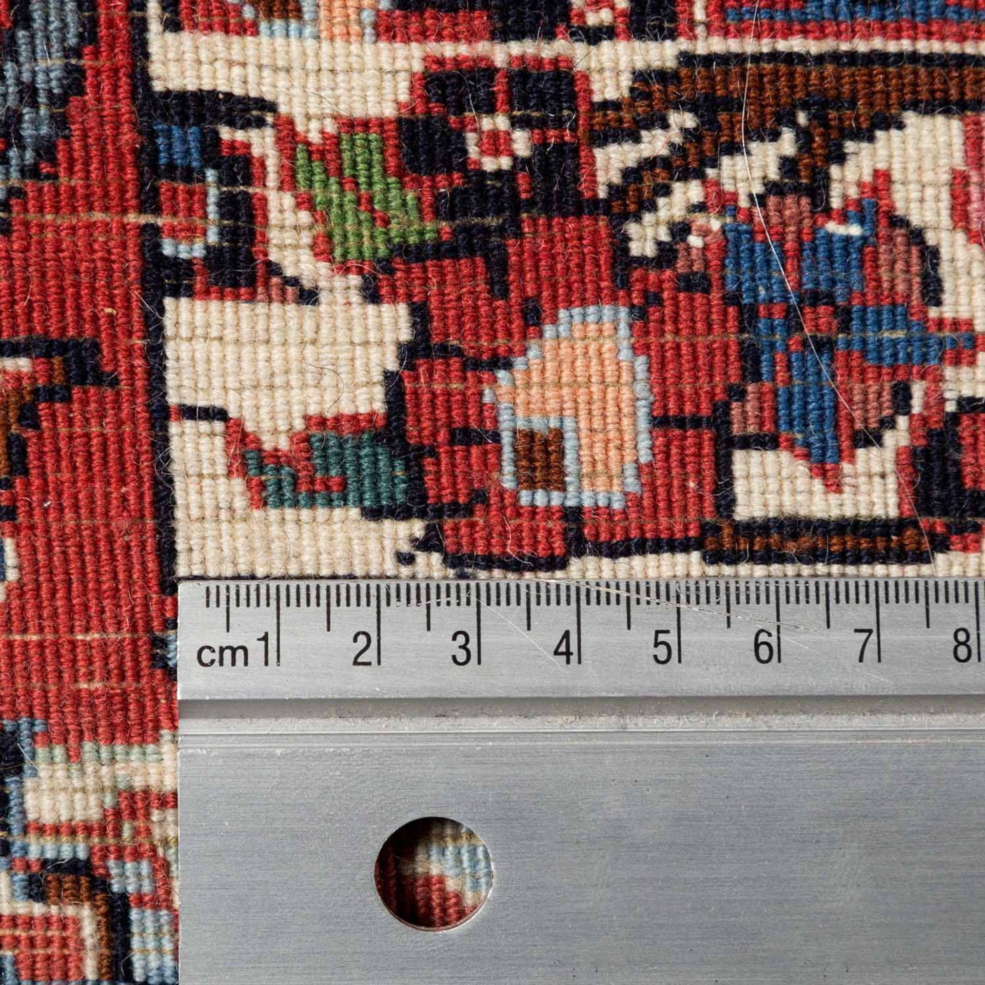 Orientteppich. BIDJAR/IRAN, 20. Jh., ca. 297x210 cm.Der dunkelblaugrundige Fond des Innenfeldes wird - Image 4 of 4