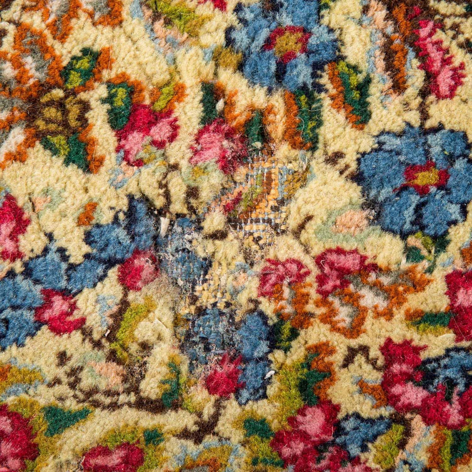 Orientteppich. KIRMAN/IRAN, 1970er Jahre, ca. 321x211 cm.Ein großes, grünes Oval , das aufsteigend - Image 8 of 9