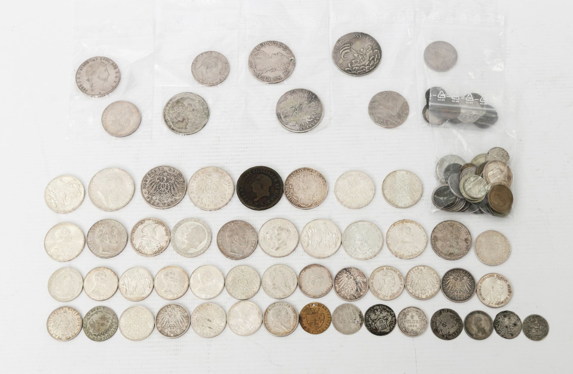 Kunterbuntes Konvolut Münzen in kleiner Tüte - dabei z.B. 1 x Österreich-Ungarn - 1 Taler 1843/A,