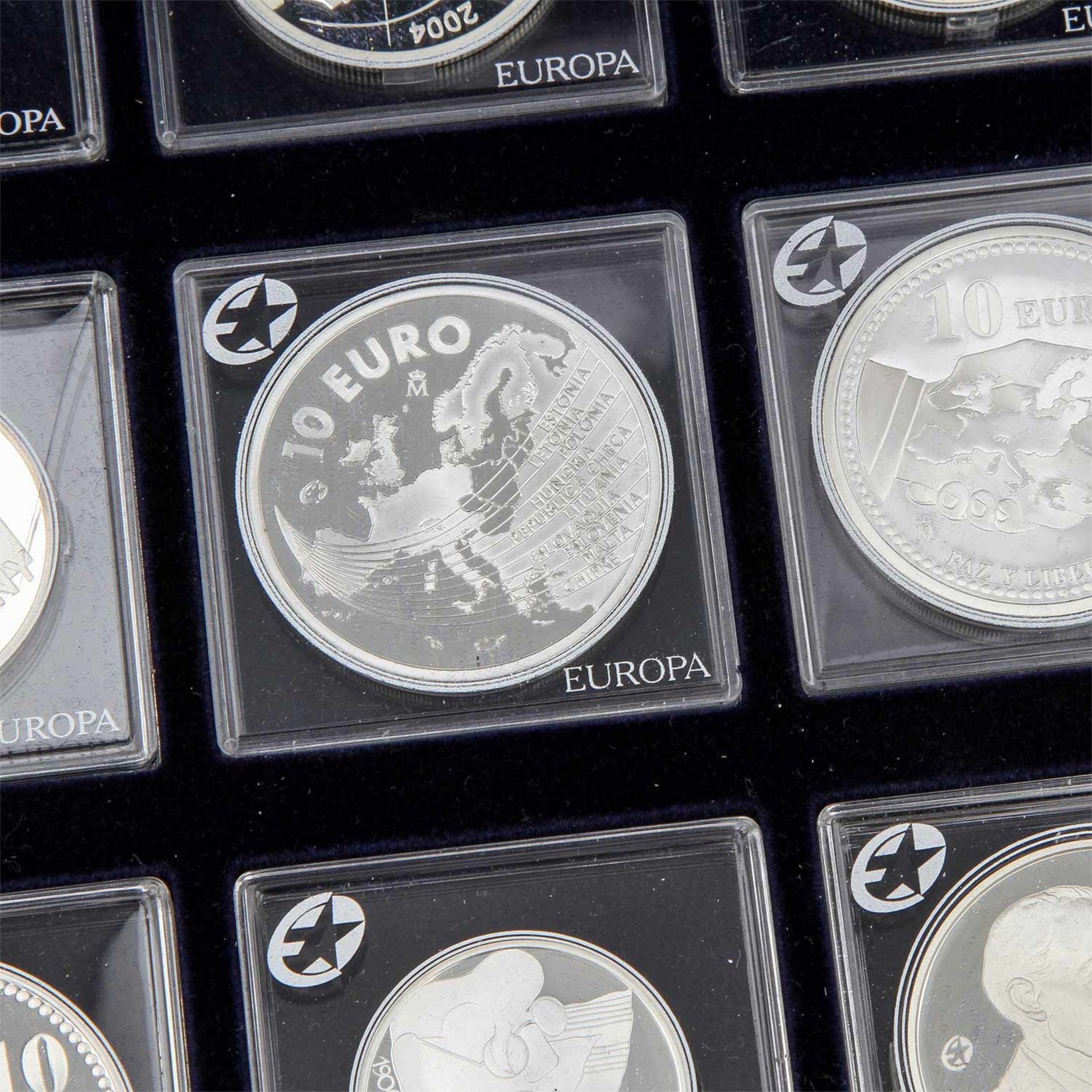 Offizielle Europa-Euro in exklusiver Aufmachung, meist in Sterlingsilber oder Silber .900. 36 Stück. - Bild 4 aus 4