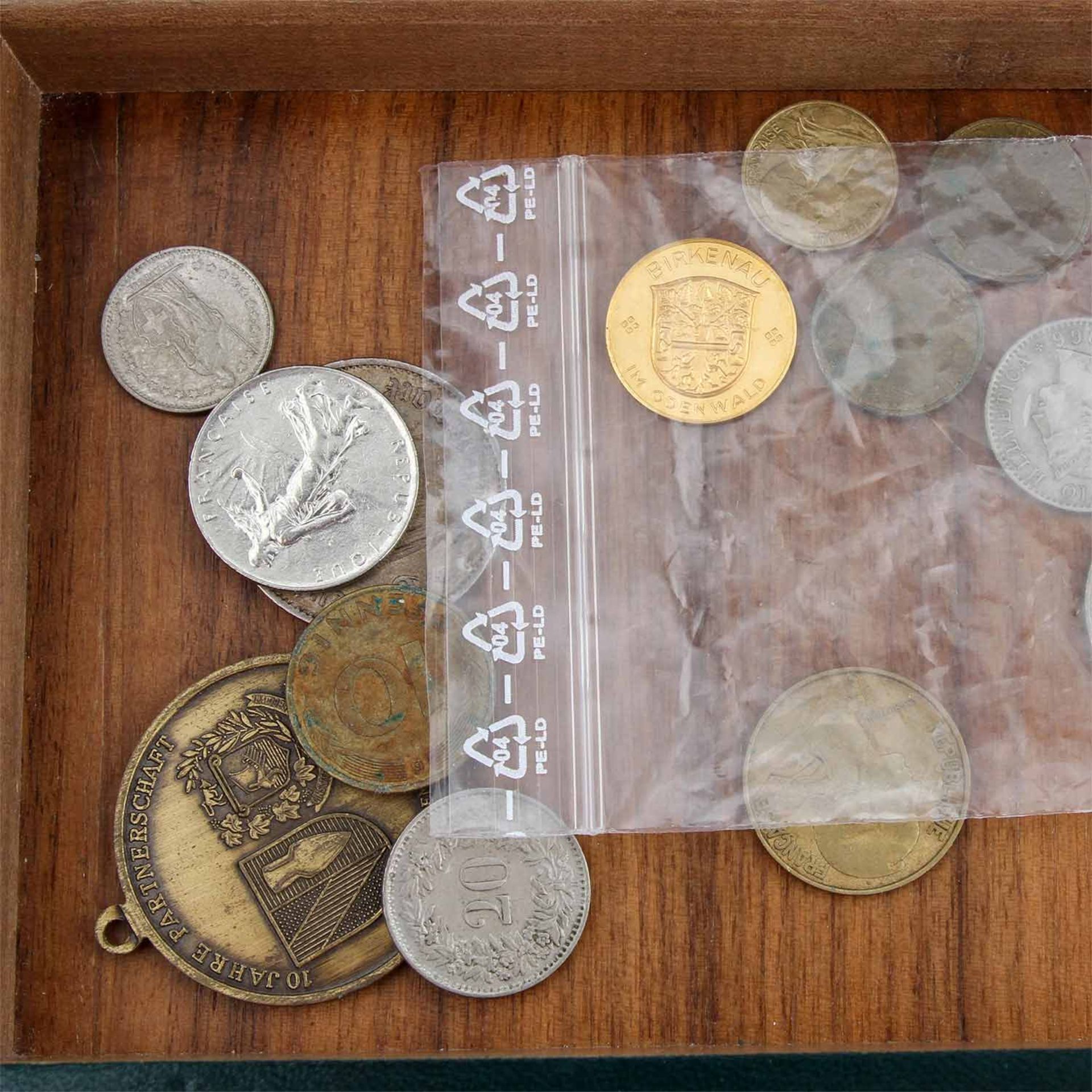 Mini-Konvolut , etwas silberhaltig, Kursmünzen, dazu GOLD Medaille .986 Birkenau im Odenwald ca. 3,9 - Bild 3 aus 3