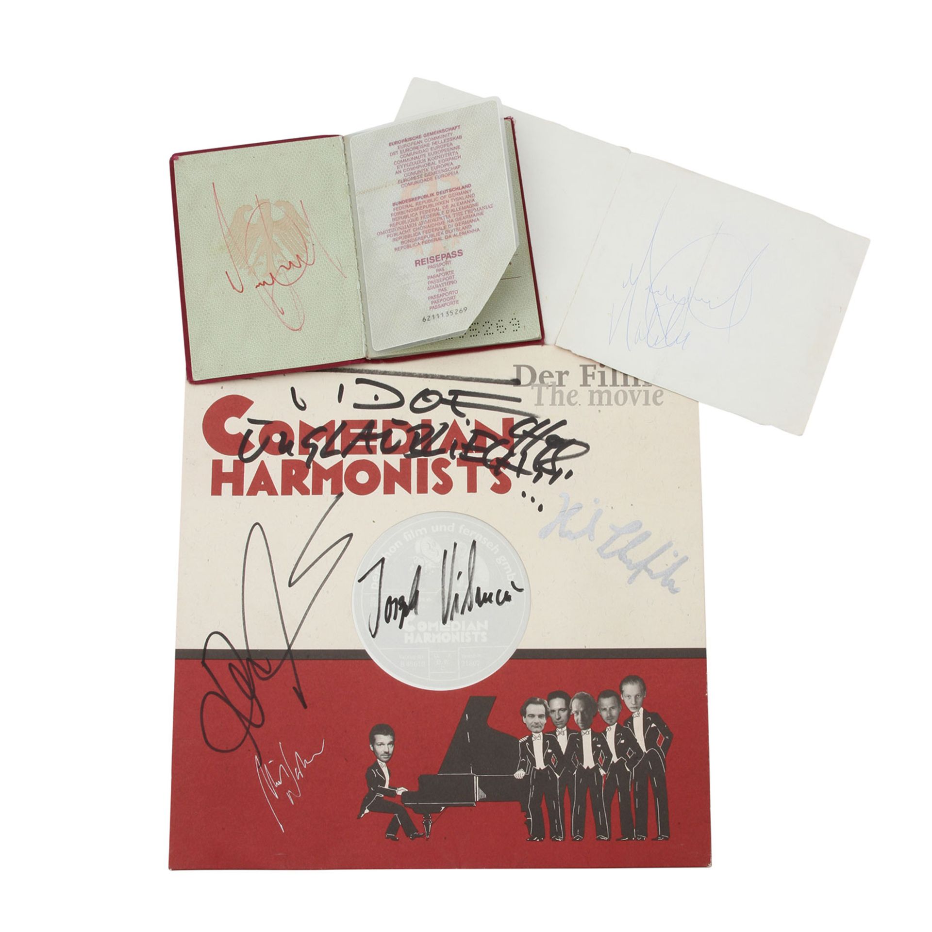 Autographen – Michael Jackson (1958-2009), Signiertes CD Cover und Reisepassdokument eines Fans,