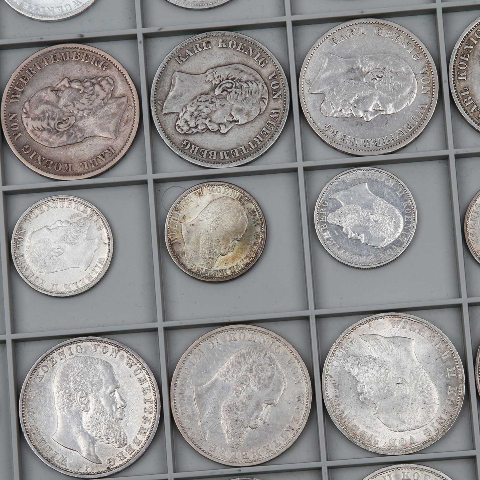 Württemberg - Interessante Zusammenstellung auf Tableau mit 60 Münzen. Darunter u.a. 4 x Siegestaler - Bild 2 aus 3