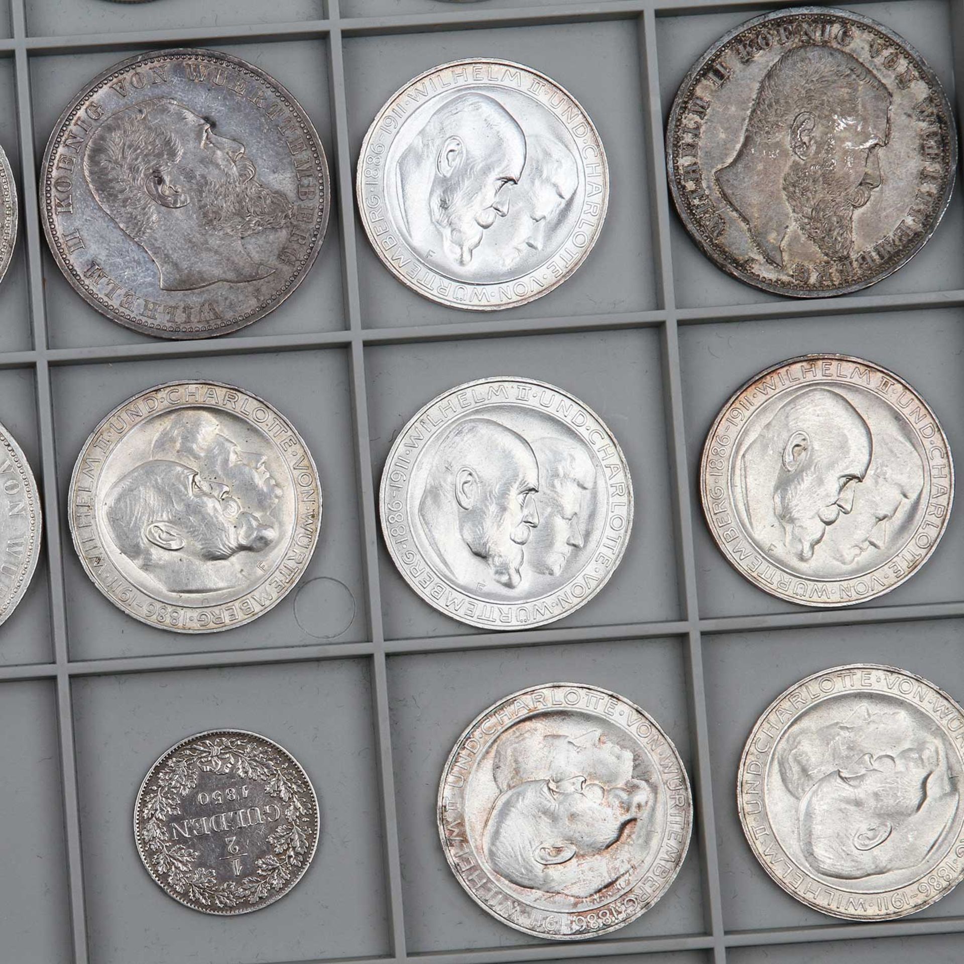 Württemberg - Interessante Zusammenstellung auf Tableau mit 60 Münzen. Darunter u.a. 4 x Siegestaler - Bild 3 aus 3