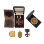 Deutsches Reich - Interessantes Konvolut: Eisernes Kreuz 2. Klasse 1914 mit Originaletui, es handelt