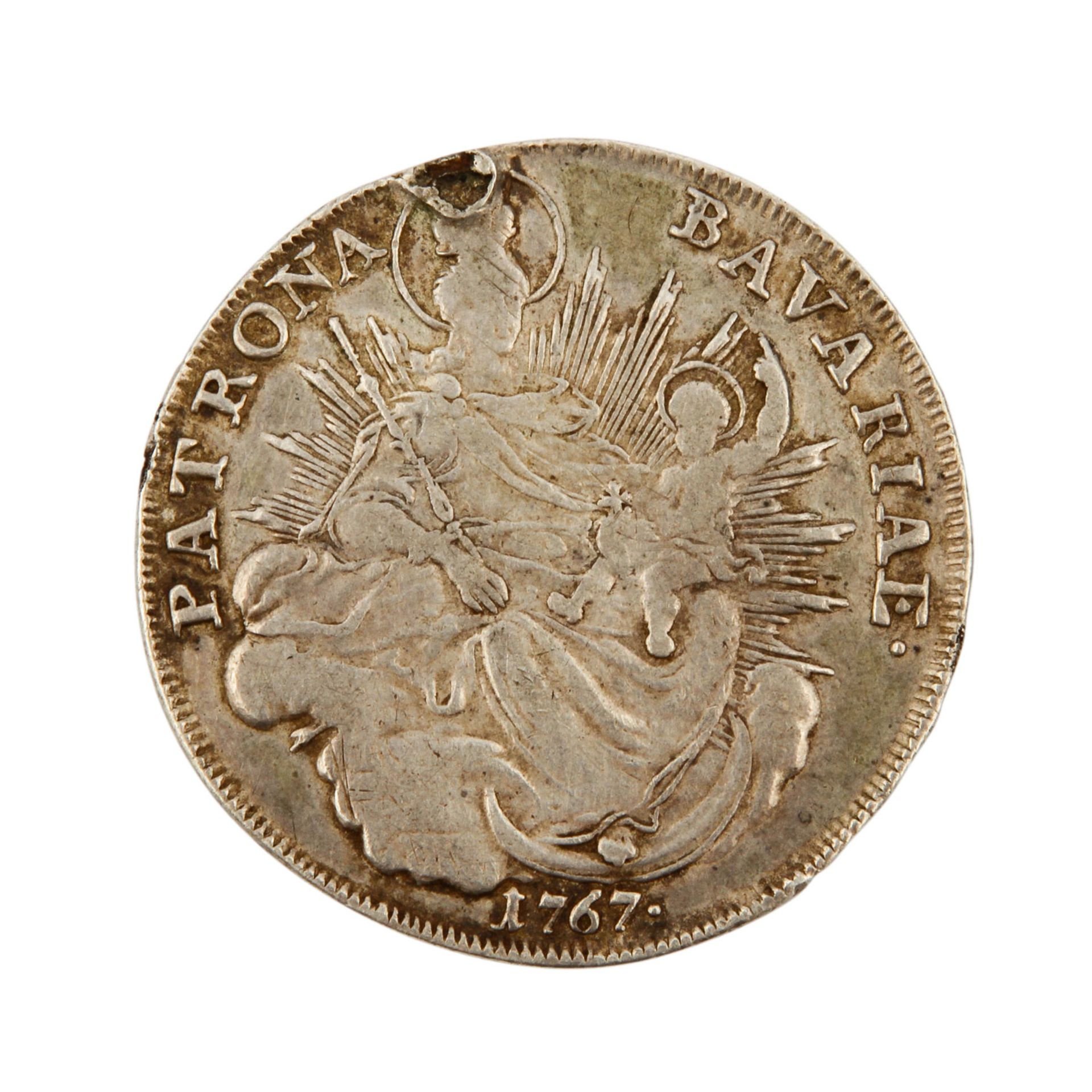 Konvolut von ca. 65 Münzen, u.a. Bayern, Patrona Bavariae Taler, 1767 (gehenkelt), s+, dazu u.a. Dt. - Bild 4 aus 5
