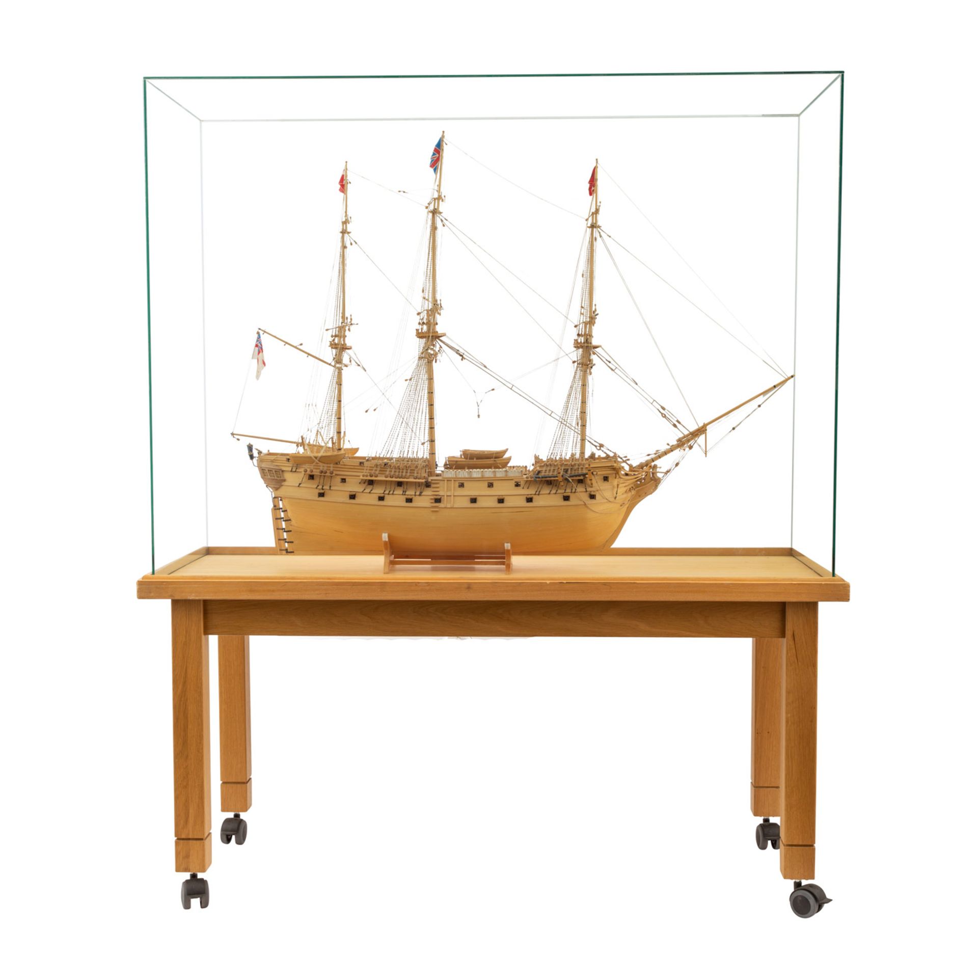 Beeindruckendes Schiffsmodell der Serapis, inklusive großem Schaukasten aus Glashaube und Holztisch.