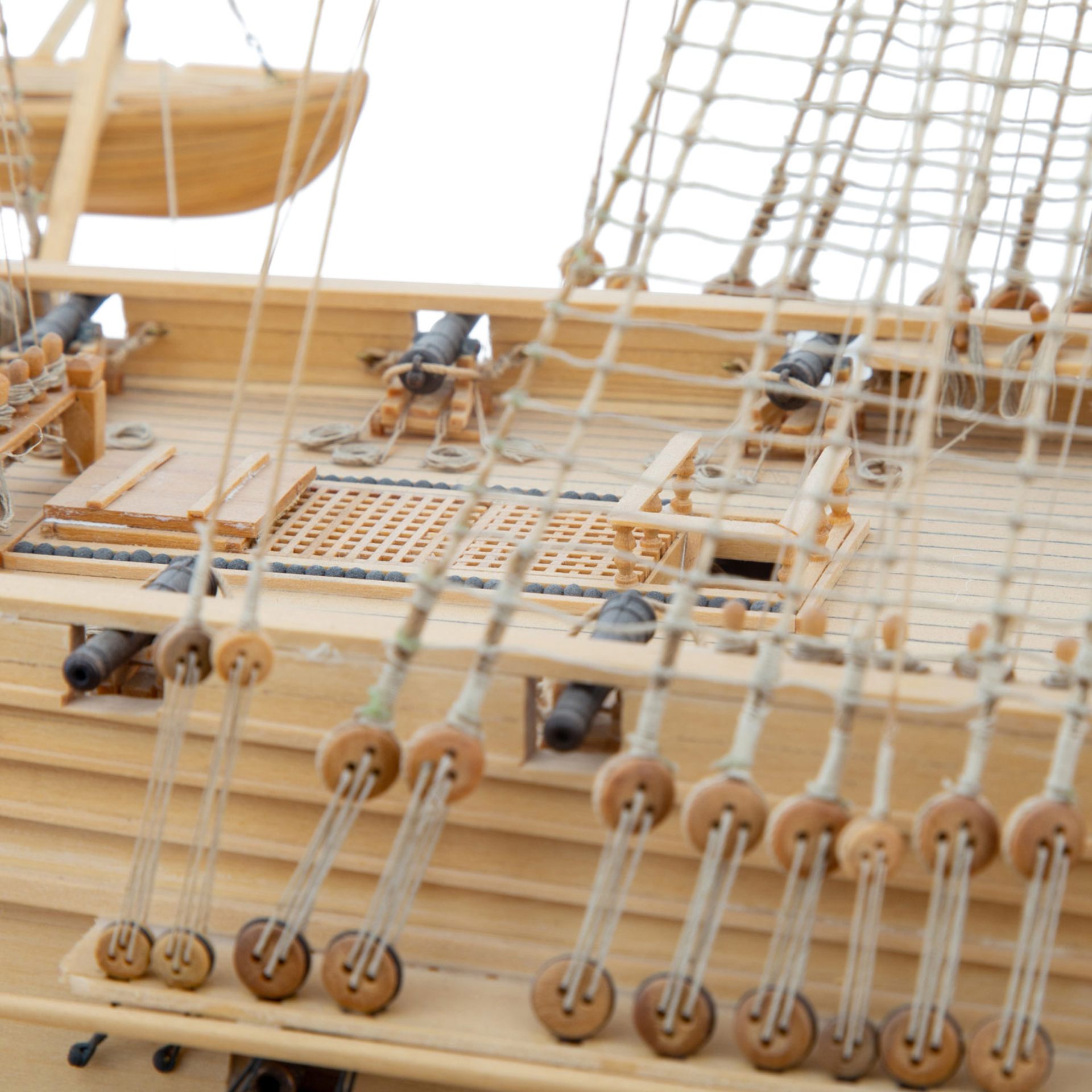 Beeindruckendes Schiffsmodell der Serapis, inklusive großem Schaukasten aus Glashaube und Holztisch. - Bild 6 aus 7