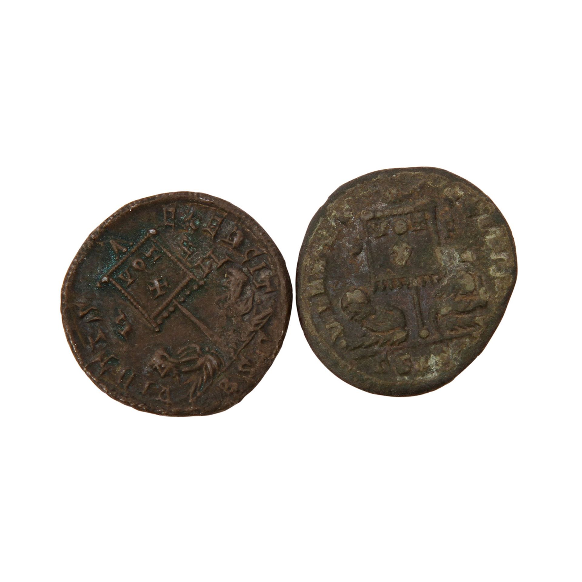 Römische Kaiserzeit - Constantinus II, 2 Follis VIRTVS EXERCIT und Standarte mit VOT, wohl beide - Bild 3 aus 3
