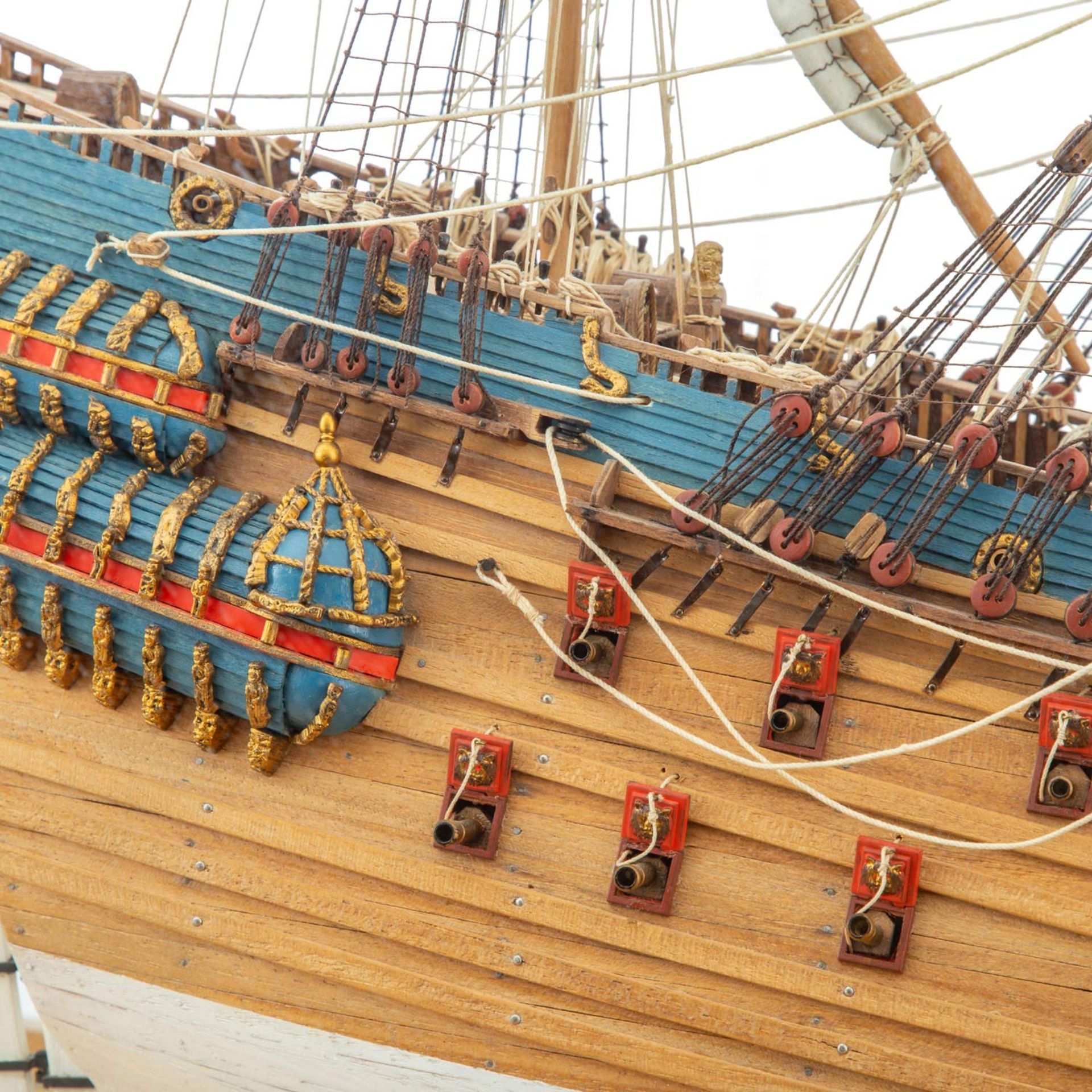 Detailreiches Schiffsmodell der schwedischen Galeone Vasa, inklusive großem Schaukasten aus - Bild 7 aus 9