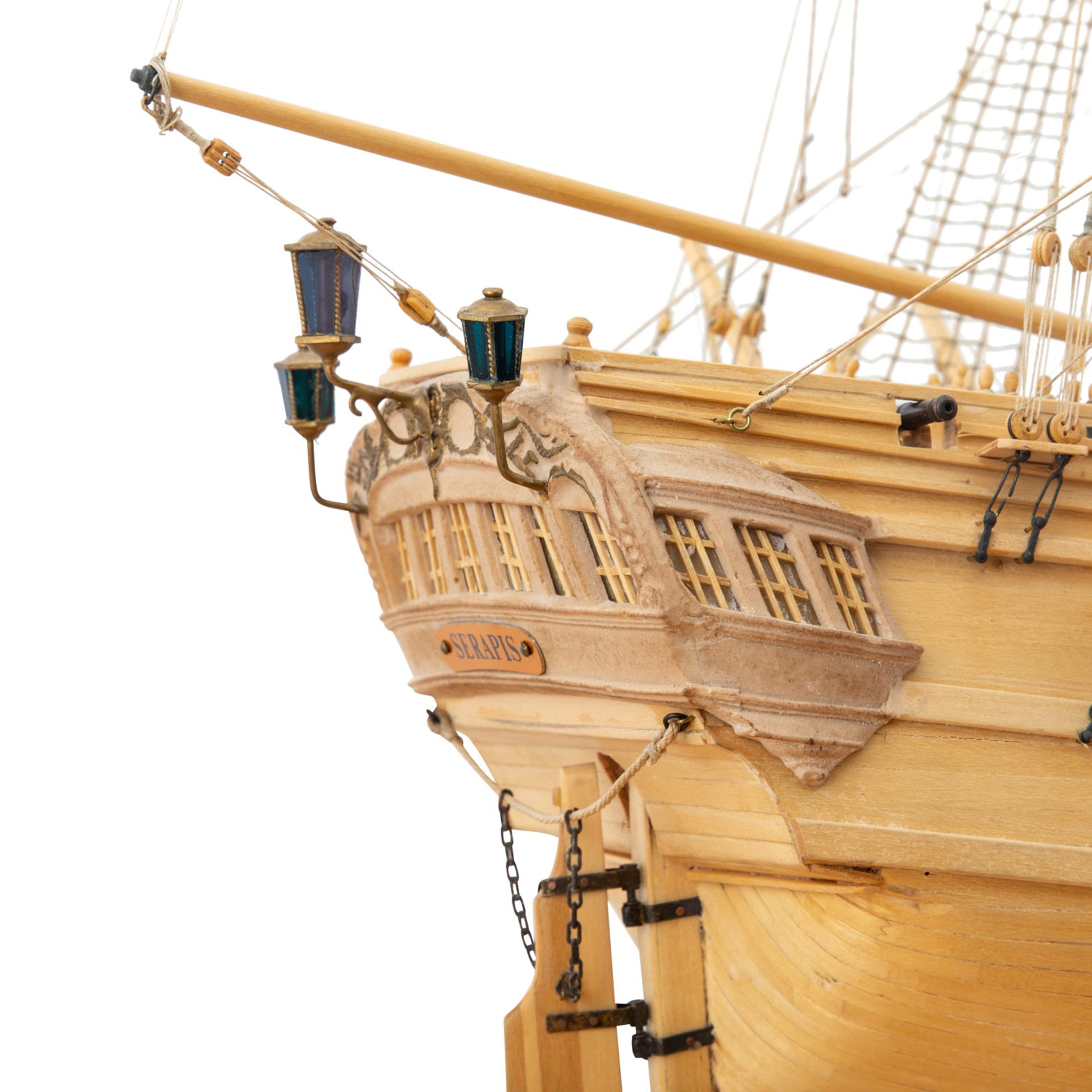 Beeindruckendes Schiffsmodell der Serapis, inklusive großem Schaukasten aus Glashaube und Holztisch. - Bild 3 aus 7