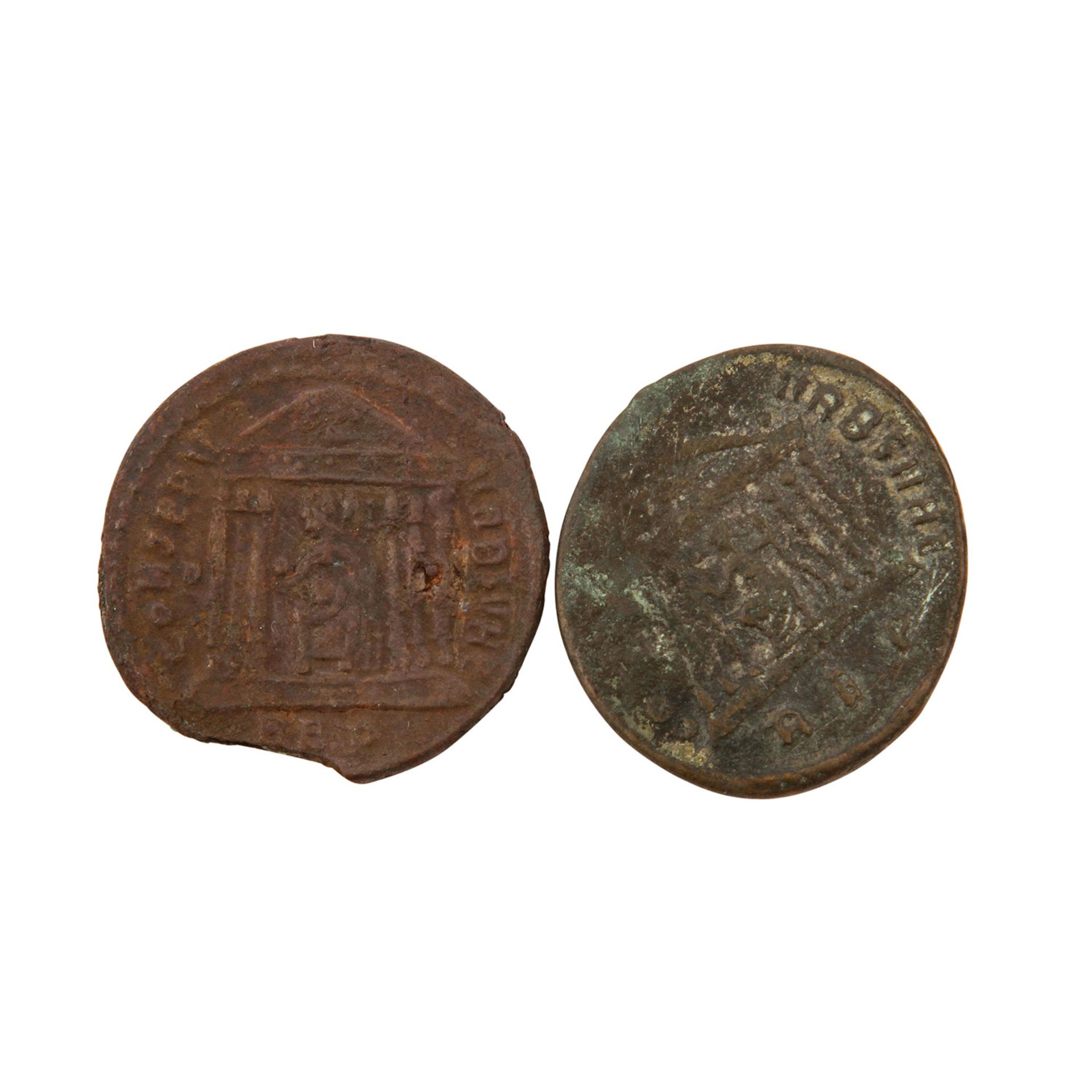Römische Soldatenkaiser - Maxentius, 306/12 n. Chr., Konvolut von 5 Bronzemünzen, mit alten - Bild 2 aus 3