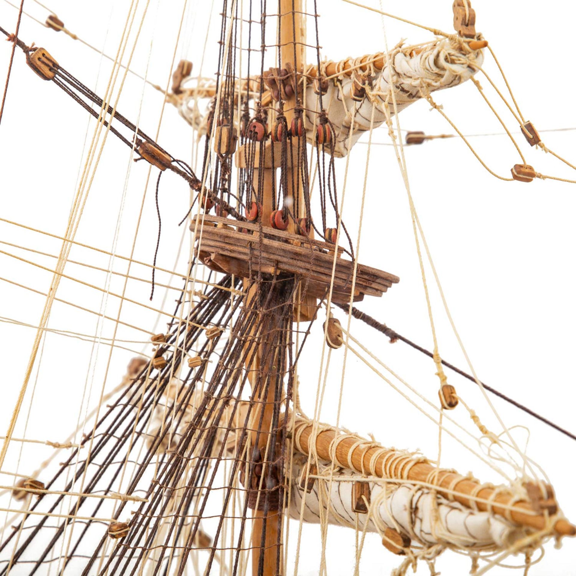 Detailreiches Schiffsmodell der schwedischen Galeone Vasa, inklusive großem Schaukasten aus - Bild 8 aus 9