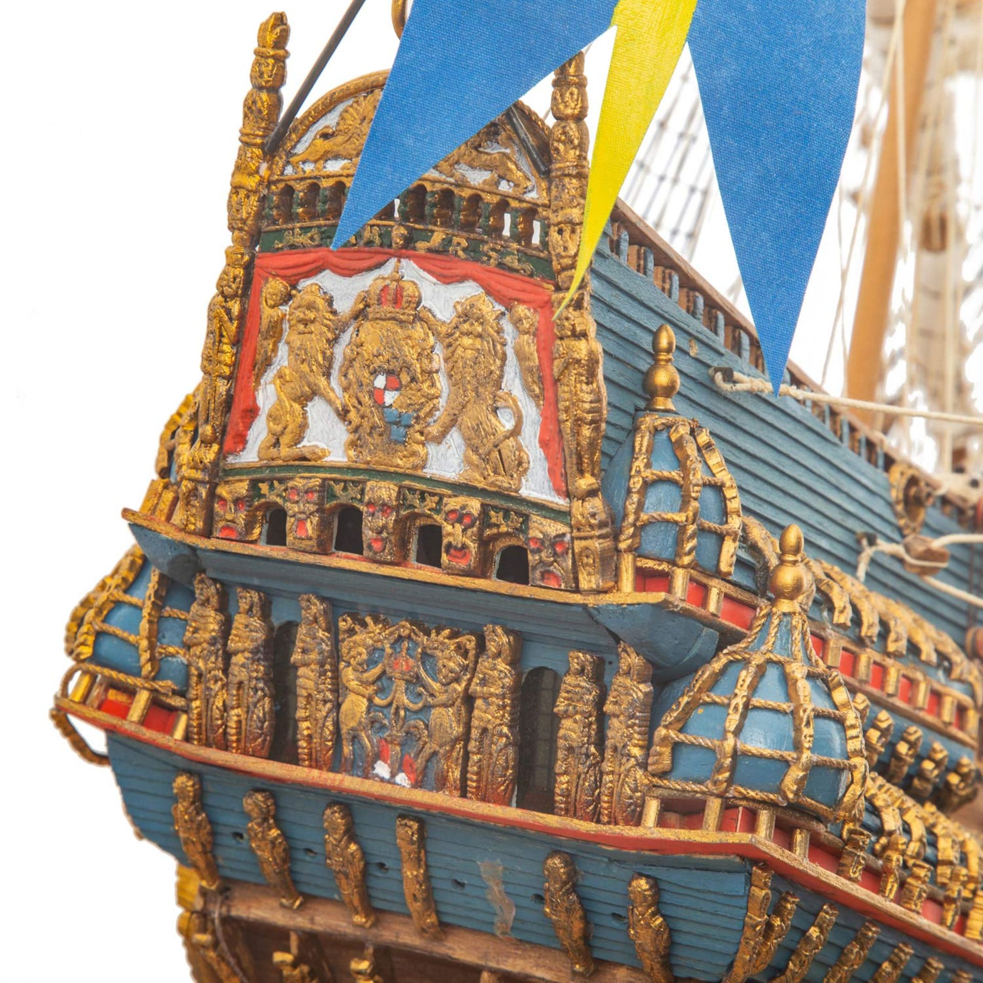 Detailreiches Schiffsmodell der schwedischen Galeone Vasa, inklusive großem Schaukasten aus - Bild 6 aus 9
