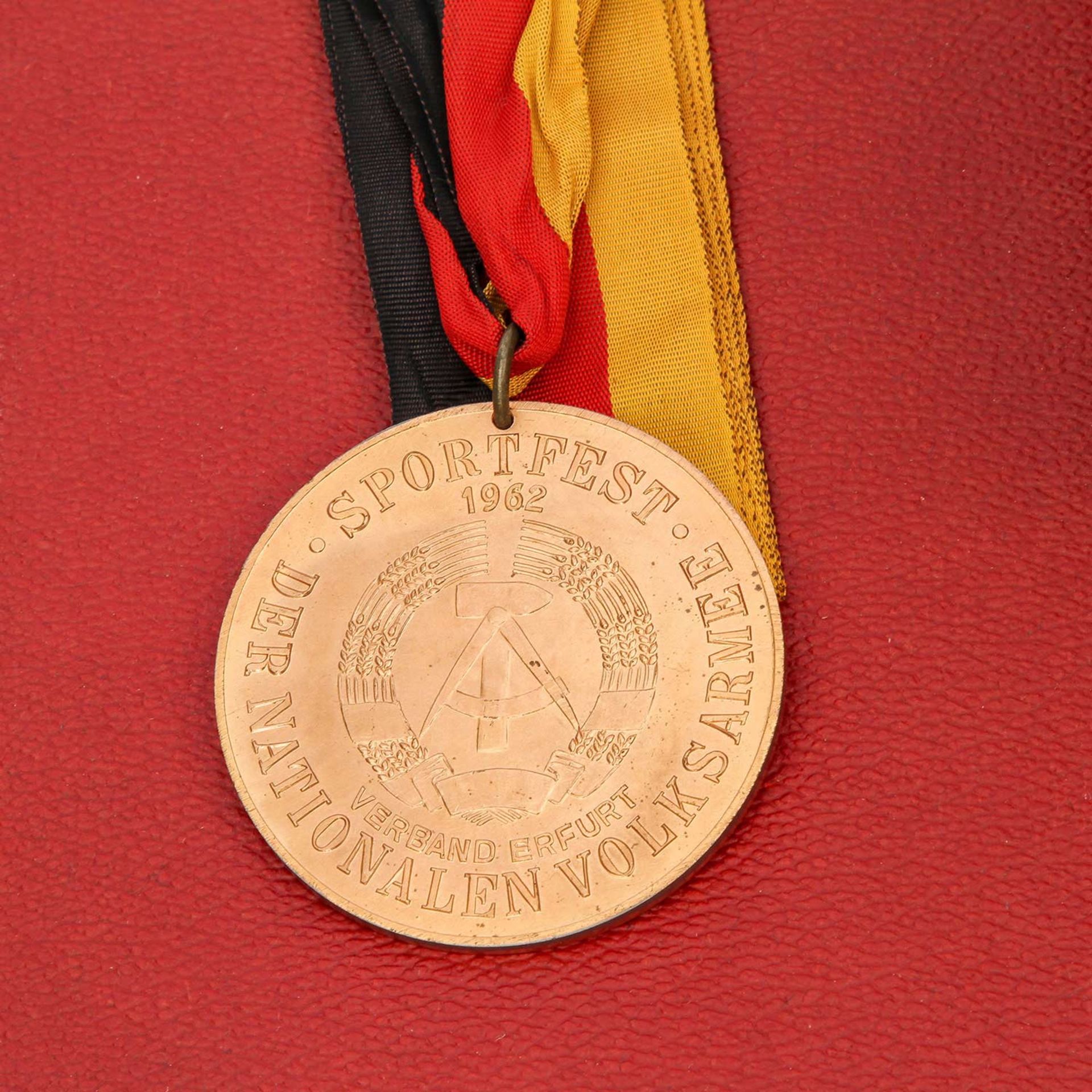 DDR – Weit über Hundert diverse Abzeichen, Auszeichnungen, Medaillen - Darunter u.a. sportliche - Bild 8 aus 8