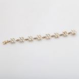 Armband m. weißen Akoyazuchtperlen (ca. 5 mm), blütenförm. angeordnet in GG 14K. L: ca. 17 cm, B: