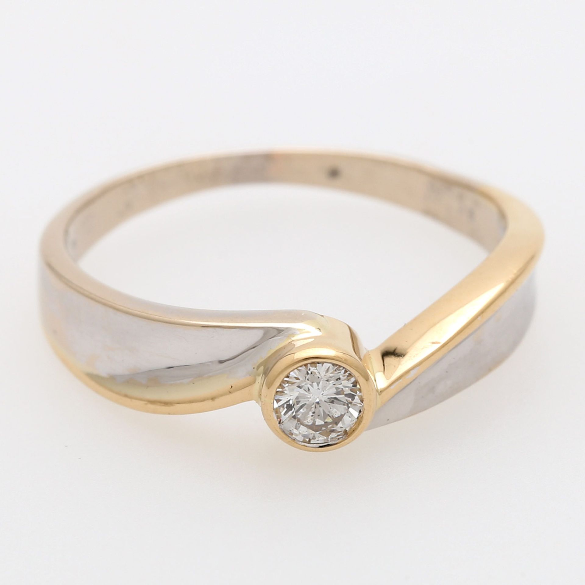 Damenring mit Brillant von ca. 0,2 ct., FW (G), SI2, GG/WG 18K, RW 57. * Leg. 750/000 * Gew. 3,8 g