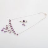 Silberschmuckset m. Amethysten bestehend aus 1 Collier (L: ca. 42 - 46 cm) u. 1 Brosche.