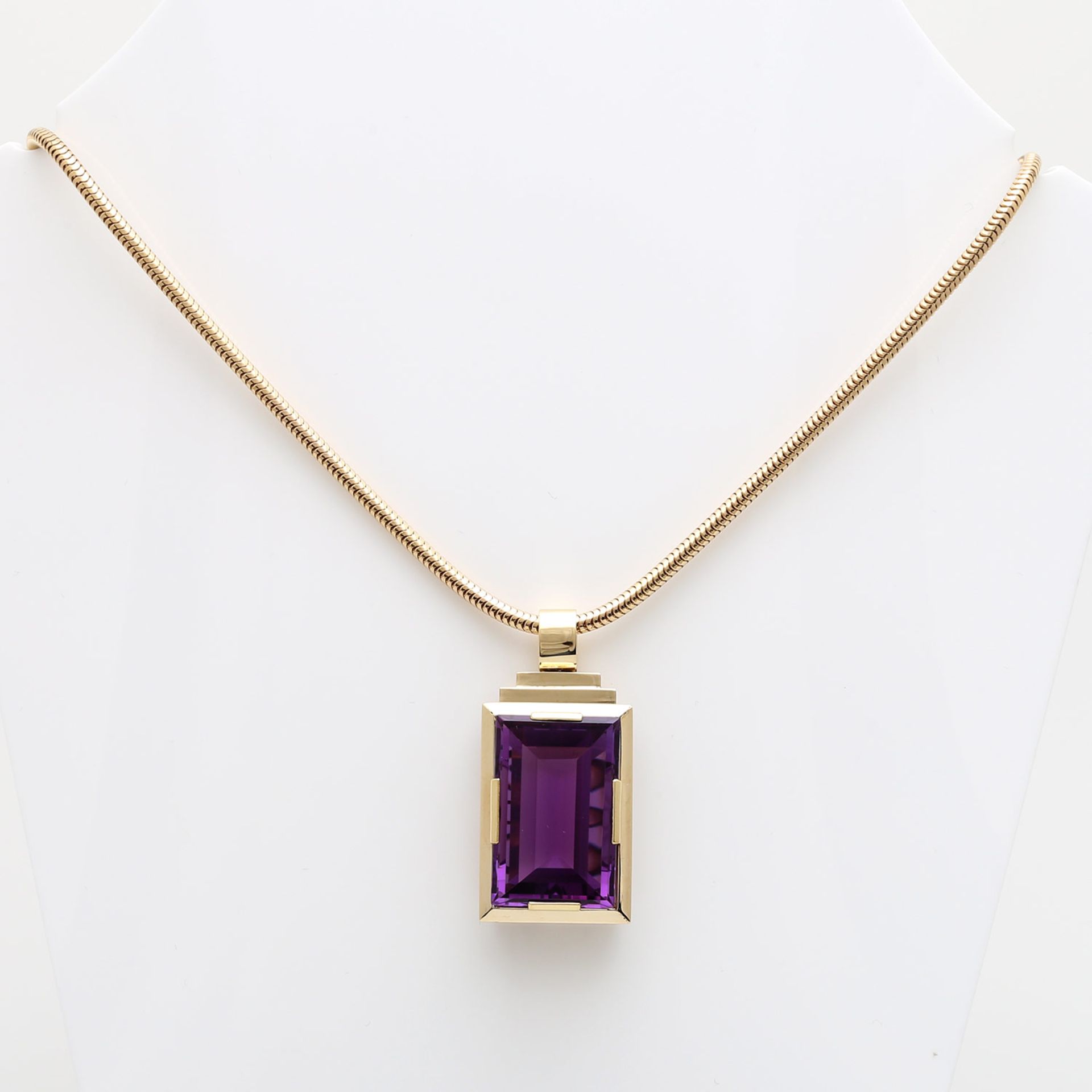 Kette mit Anhänger, besetzt mit 1 fac. Amethyst (38 mm x 18 mm), schöne Farbsättigung. GG 14 K.