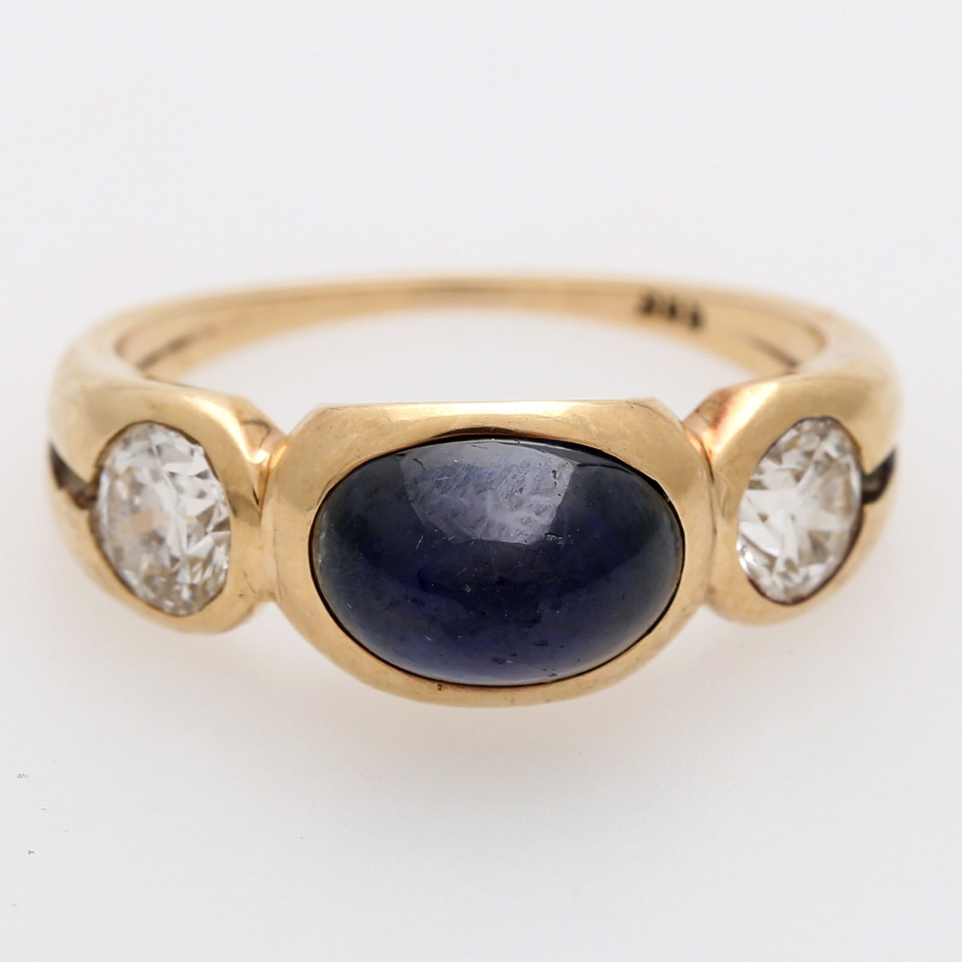 Ring mit ovalem Saphircab. u. 2 Brillanten zus. ca. 0,5 ct., LGW- GW (J-K) / VS, GG 14K, RW: 56. *