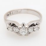 Damenring m. 5 Brillanten zus. ca. 0,5 ct (graviert) WEIß (H) / VS in WG 18K. RW: ca. 55. Leichte