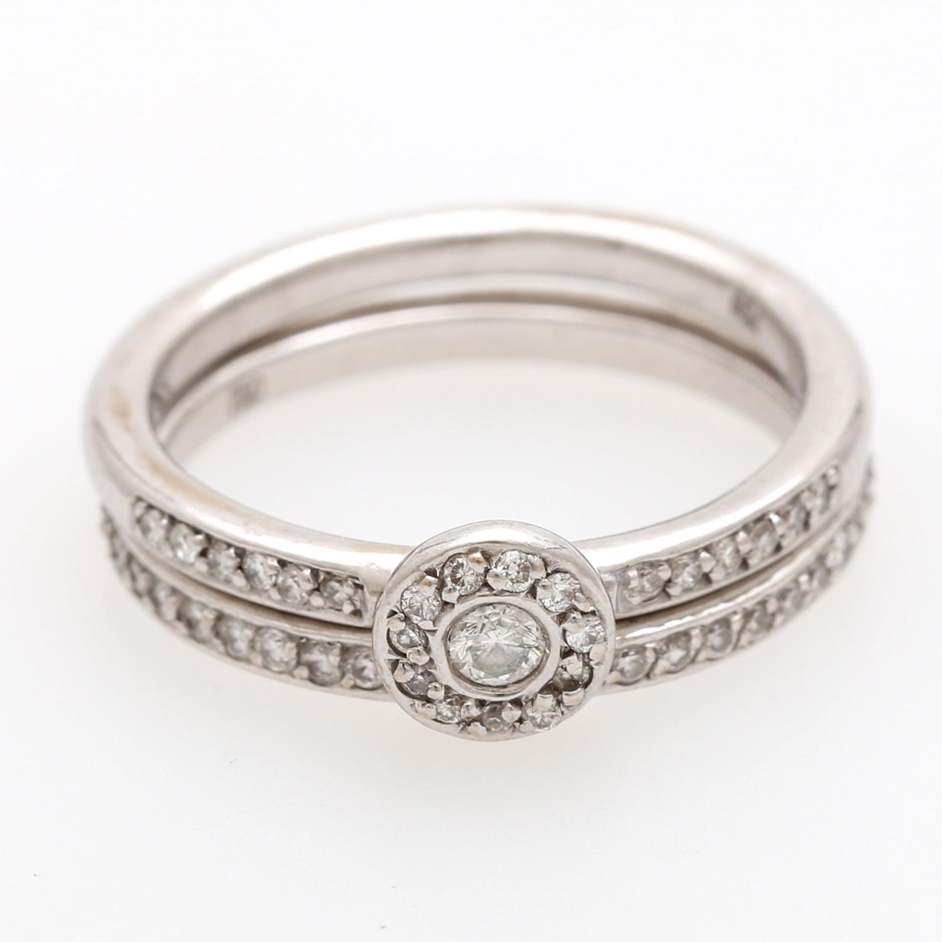 Ringset aus Memoire- u. Beisteckring ausgefasst m. Brillanten zus. ca. 0,8 ct in WG 18K. RW: ca. 57.