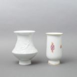 MEISSEN 2 Vasen, 20. Jhd., 2. Wahl. Vase 'Badende', Weißporzellan, Modell-Nr. 50210, 1