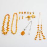 Konvolut baltischer Bernsteinschmuck, Egg-Yolk, bestehend aus 1 Kette mit Anhänger, 3 Colliers, 4