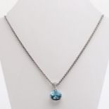 Weißgoldcollier mit Aquamarin und Diamanten, 1 Aquamarin im Tropfenschliff von 6,08 ct. (grav.),