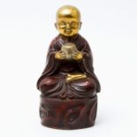 CHINA Mönch, 20. Jhd. Metall farbig gefaßt, Darstellung eines sitzenden jugendlichen Mönches, ein