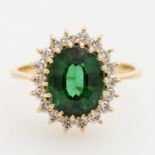 Ring mit feinem grünen Turmalin oval fac. ca. 2,3 ct., umkränzt von 18 Brillanten, zus. ca. 0,27 ct,