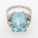 Aquamarinring mit Diamanten, 1 Aquamarin von ca. 9,8 ct., 18 Diamanten im Brillant- und