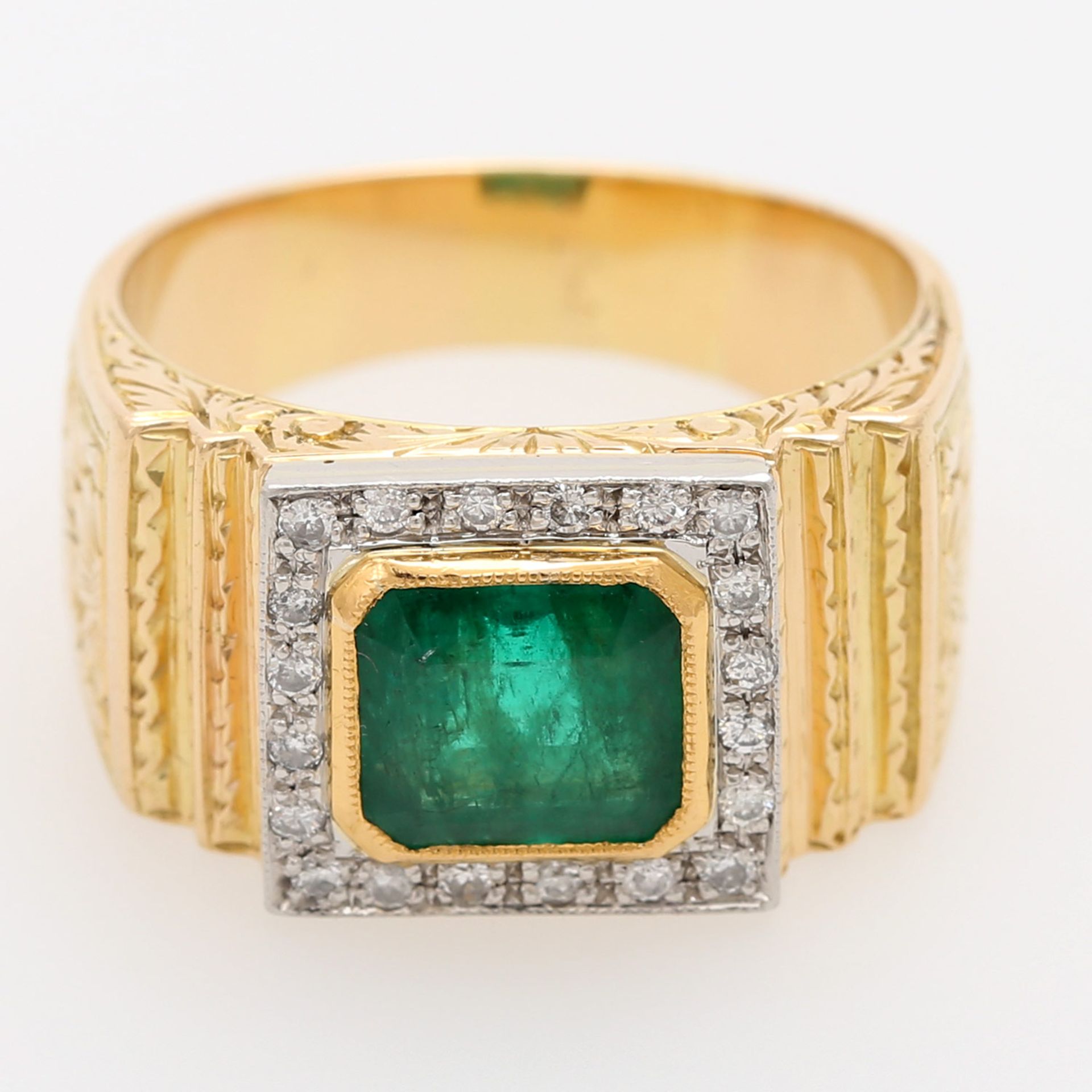Ring aus den 1930er Jahren, im achteckigen Treppenschliff fac. Smaragd ca. 2,3 ct., grav., nat. WMM,