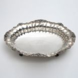 JAROSINSKI&VAGOIN Wien Prunkschale, 900 Silber, 20. Jhd. Ovale Schale auf Tatzenstand, gebuckelte