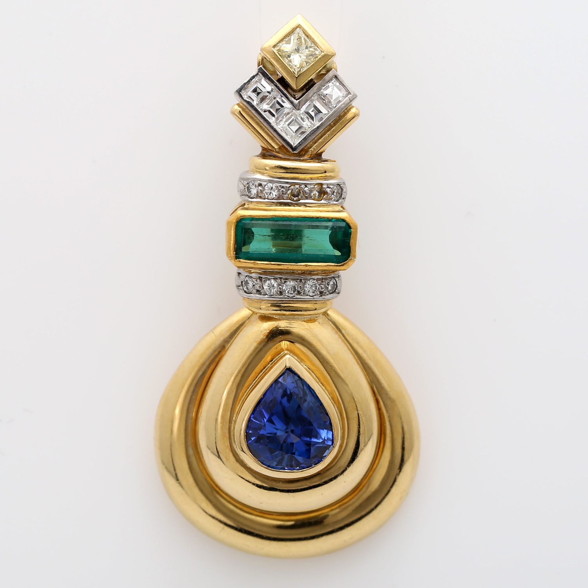 Anhänger in außergewöhnlichem Design, mit 1 Saphirtropfen ca. 1,6 ct., 1 Smaragdbaguette ca. 0,5