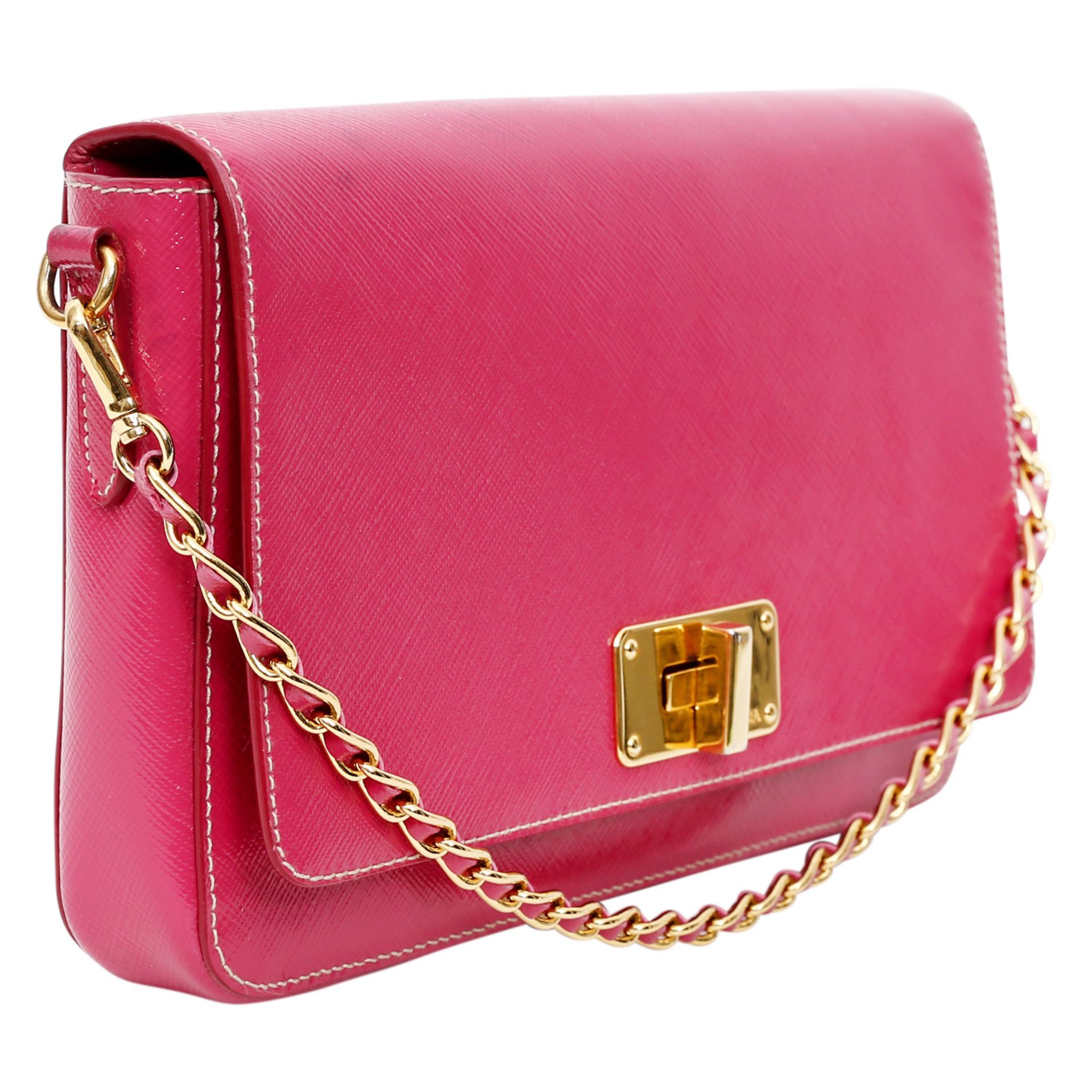 PRADA exklusive Umhängetasche. Saffiano-Lackleder in Pink mit goldfarbener Hardware, Überschlag - Bild 3 aus 14