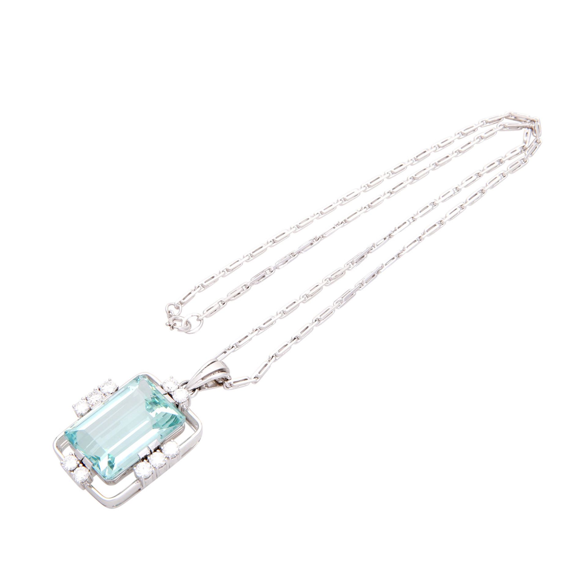 Weißgoldcollier mit Aquamarin und Diamanten, 1 feiner Aquamarin im Treppenschliff von ca. 30 ct., - Image 3 of 6