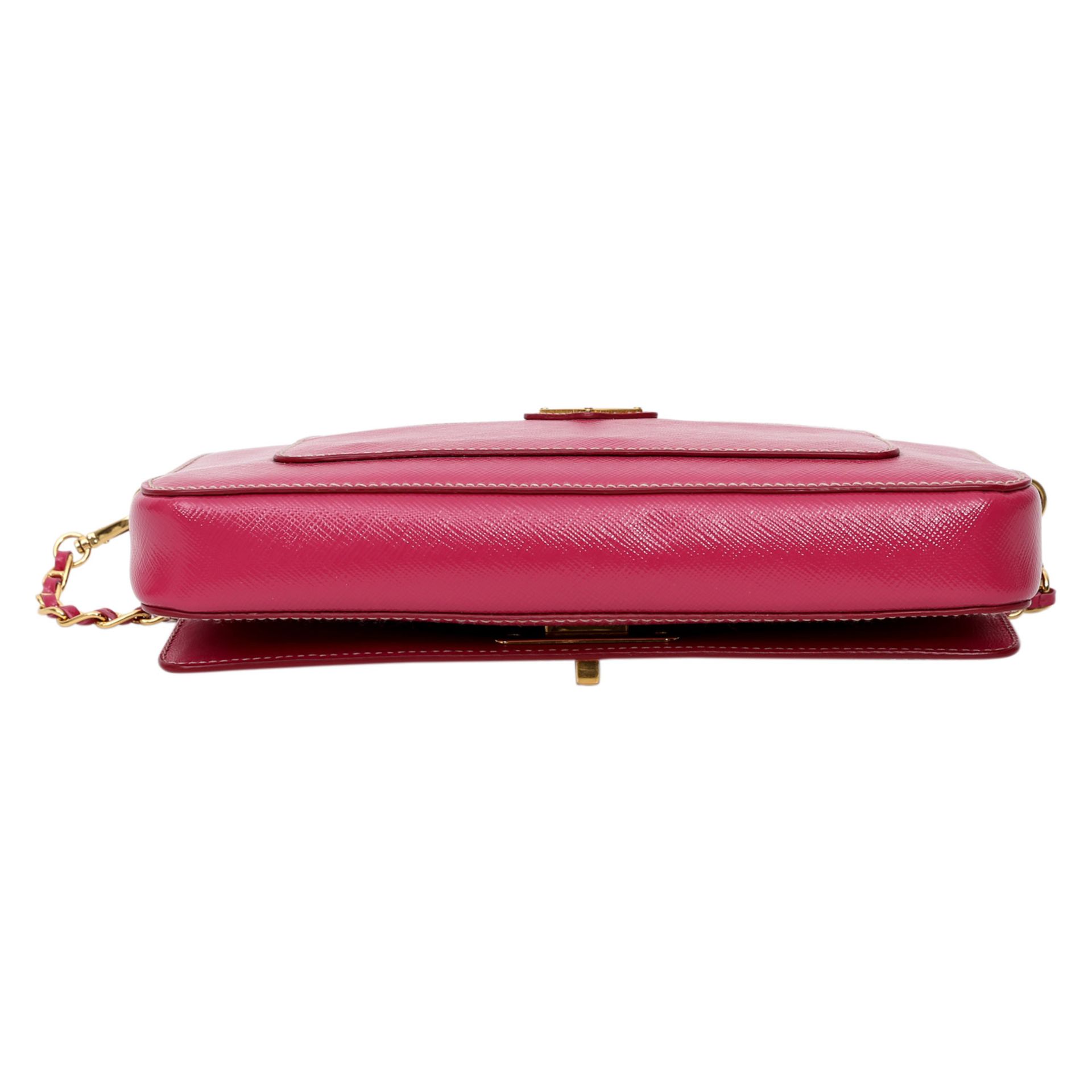 PRADA exklusive Umhängetasche. Saffiano-Lackleder in Pink mit goldfarbener Hardware, Überschlag - Bild 9 aus 14