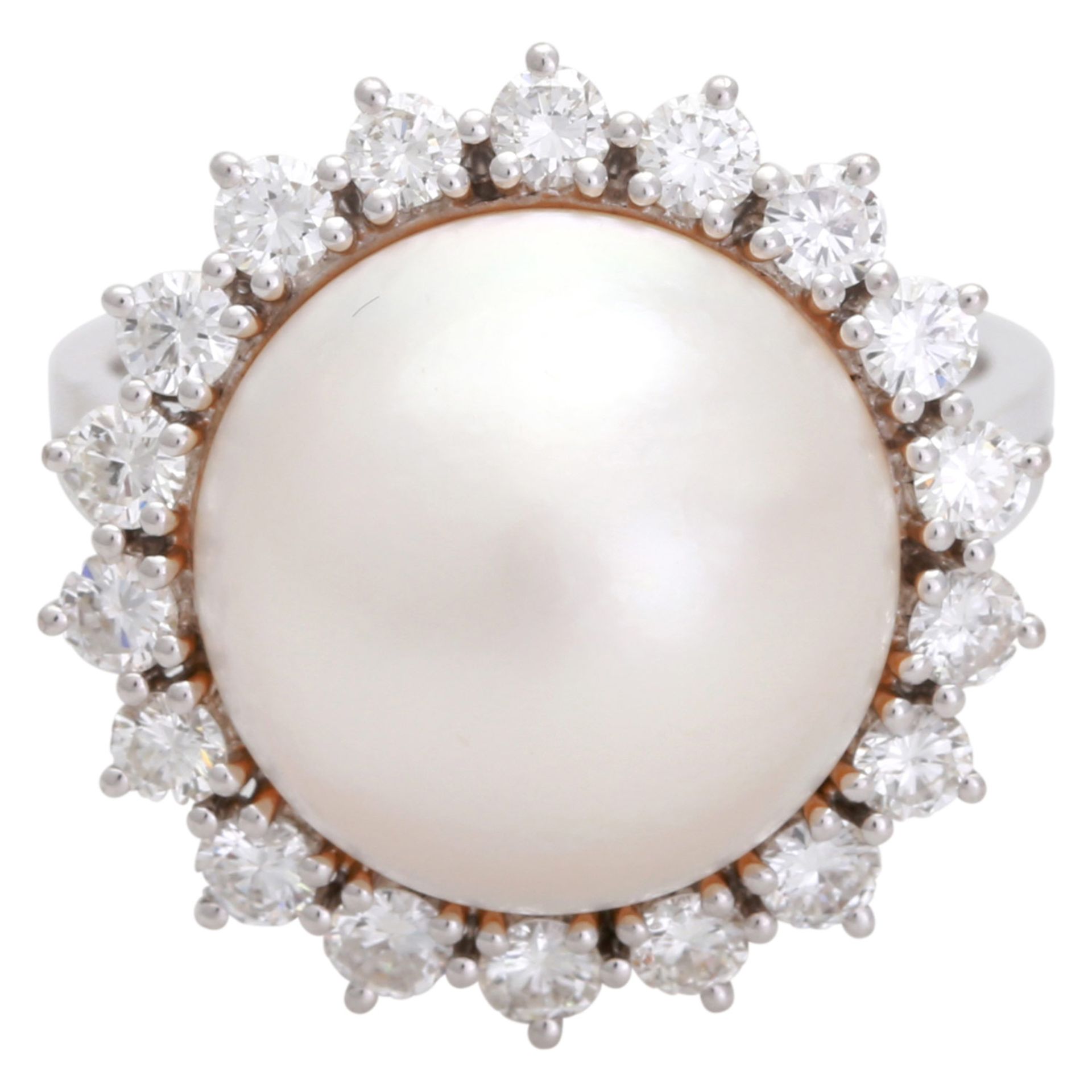 Damenring mit Mabéperle und Diamanten, Perlendurchmesser ca. 14,8 mm, zahlreiche Brillanten von zus.