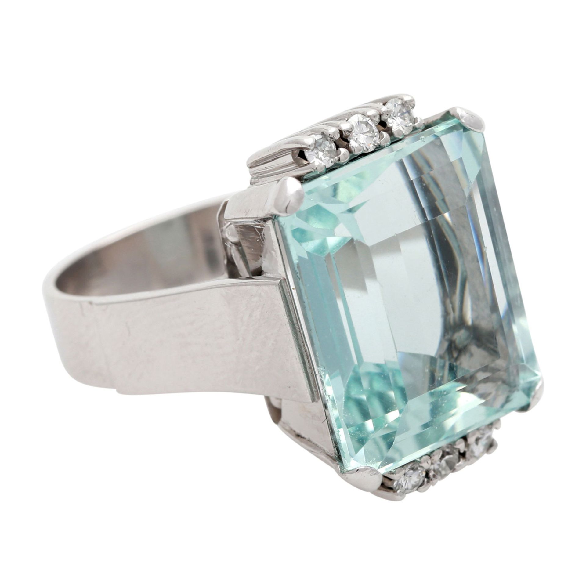 Ring mit 1 Aquamarin, ca. 14 ct, im 8-eckigen Treppenschliff mit je 3 Brillanten an den - Bild 2 aus 4