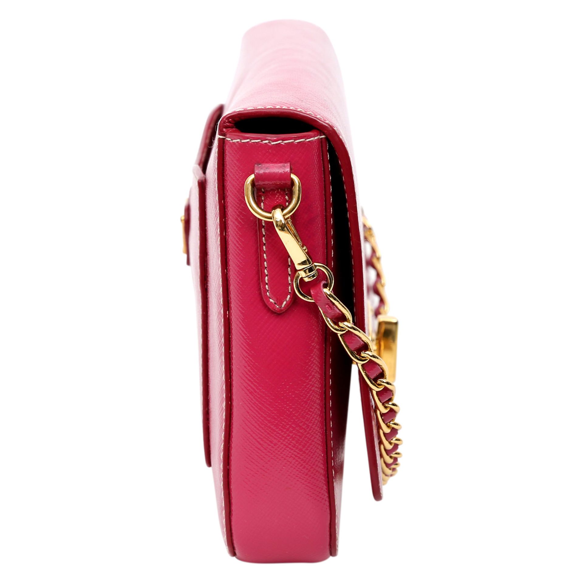 PRADA exklusive Umhängetasche. Saffiano-Lackleder in Pink mit goldfarbener Hardware, Überschlag - Bild 6 aus 14